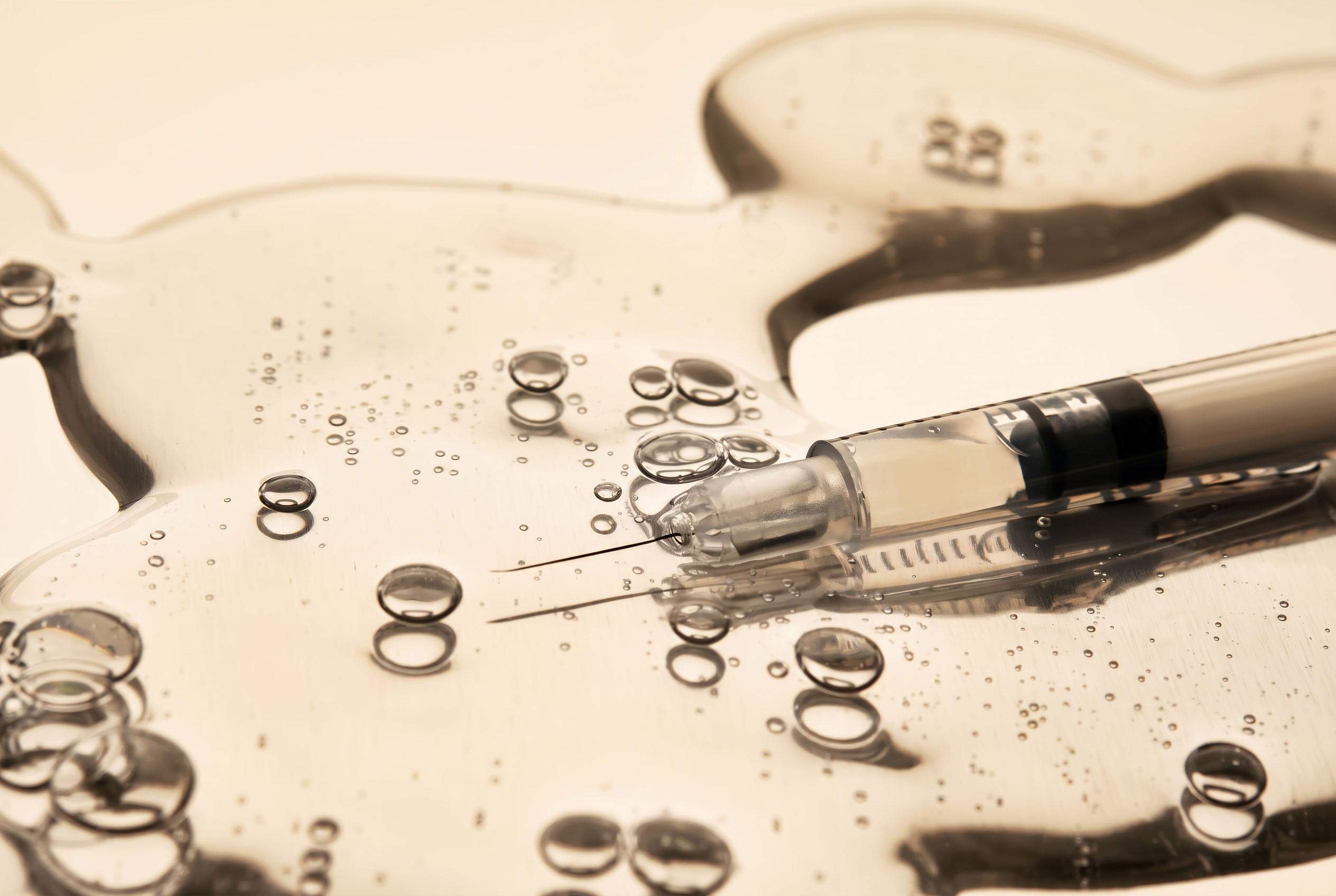 Lipolyse Wirkstoff mit Spritze auf klarem Serum